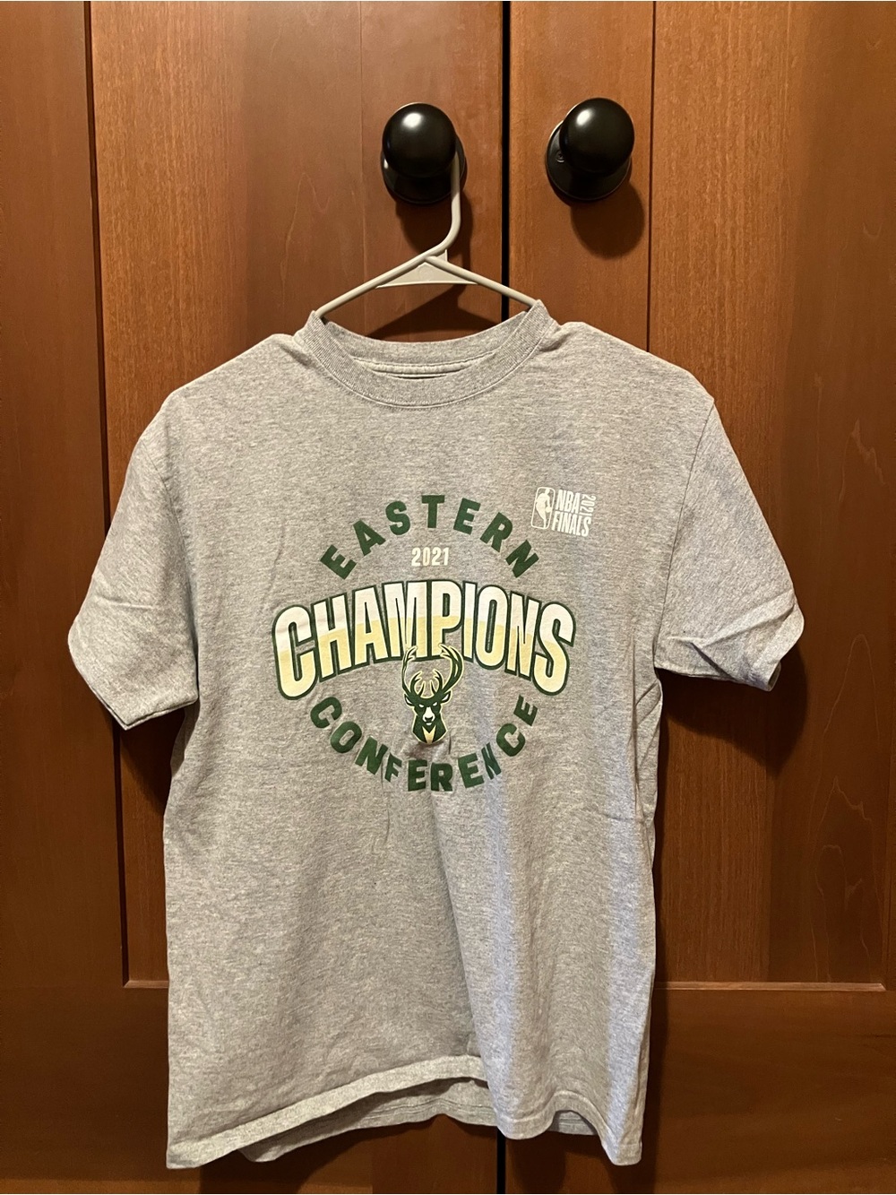 Milwaukee Bucks NBA Eastern Conference Champions Men’s Small T-Shirt OBO